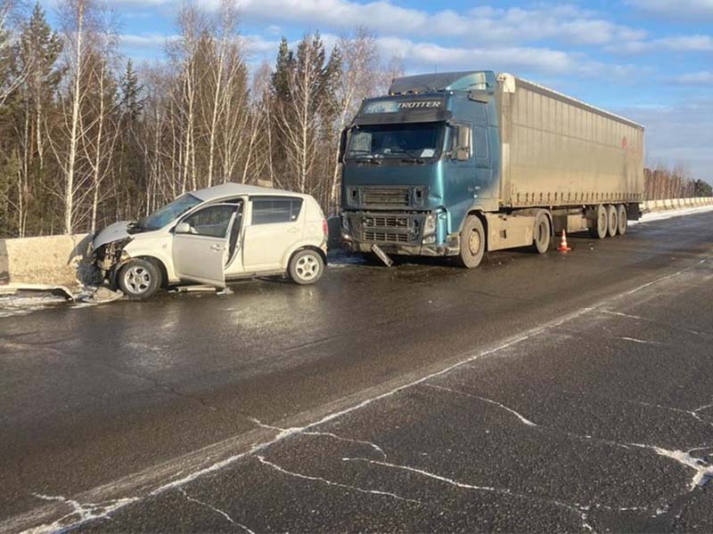Женщина и двое детей пострадали в ДТП с фурой на объездной Ново-Ленино в Иркутске