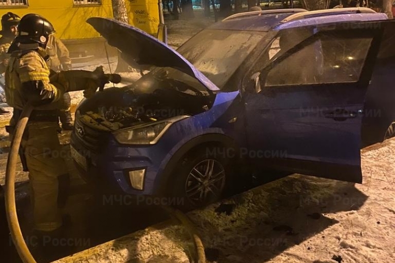 Иномарка горела на улице Лермонтова в Иркутске утром 6 декабря