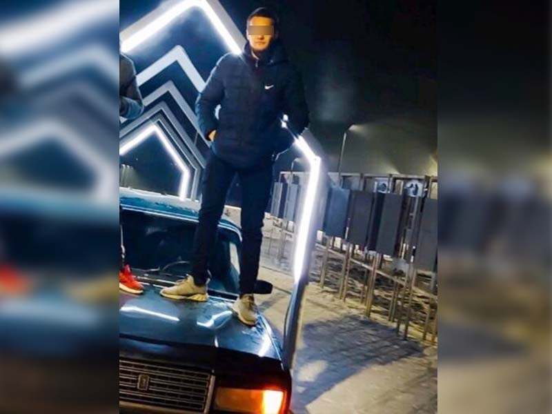 Житель Нижнеудинска заехал на машине в пешеходную зону городского парка ради фото