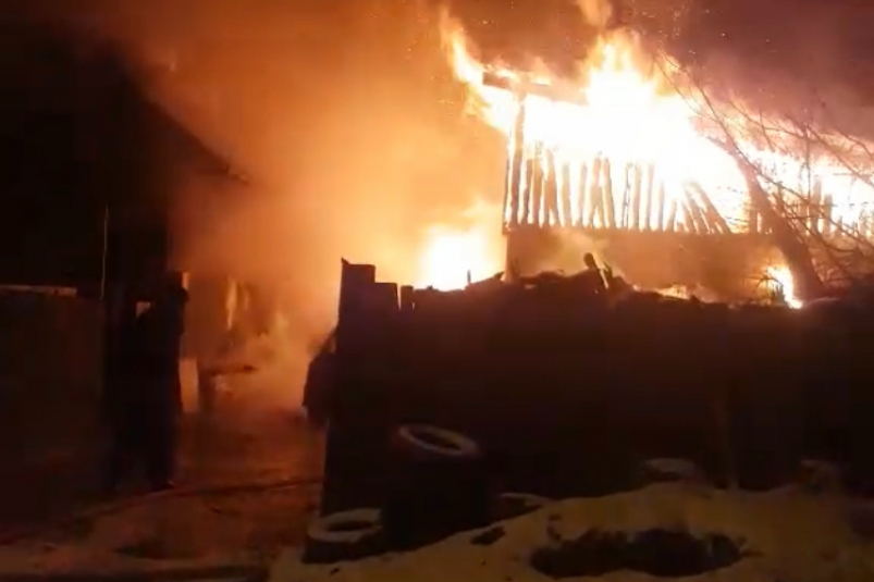 Появилось видео с пожаром в Мегете, где врачи ангарской "скорой" спасли двух человек