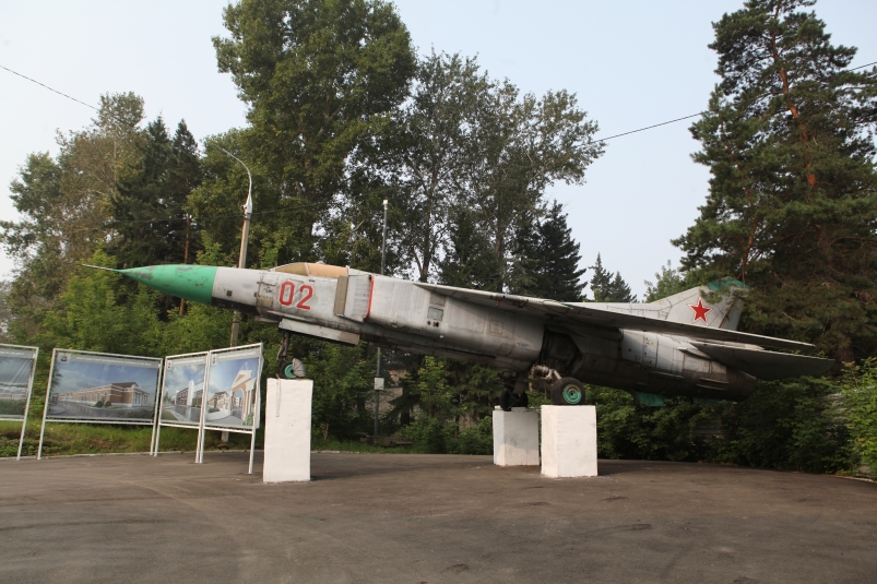 Самолет-памятник "МИГ-23" установят на территории школы №21 в Иркутске
