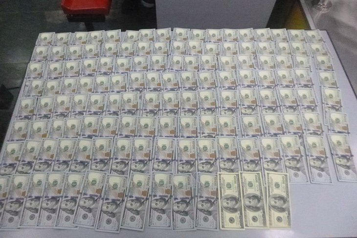 В Иркутске таможенники изъяли у гражданина Узбекистана незадекларированные 3,3 тысячи долларов