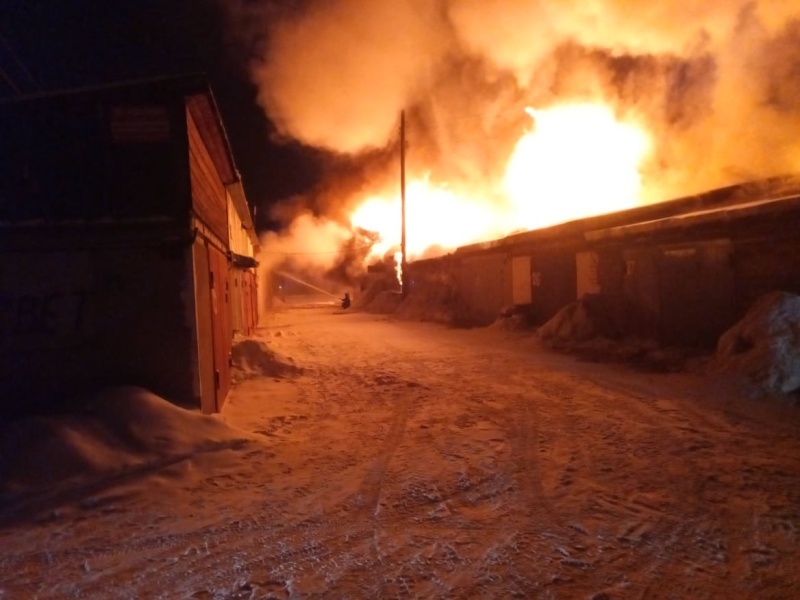 Два автомобиля сгорели во время пожара в гаражном кооперативе в Усть-Илимске