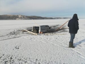 Автомобиль «Mitsubishi Pajero» провалился под лед на 41 километре Байкальского тракта