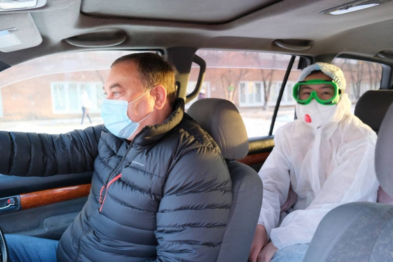 Партийцы развозили врачей в новогодние праздники в Иркутской области