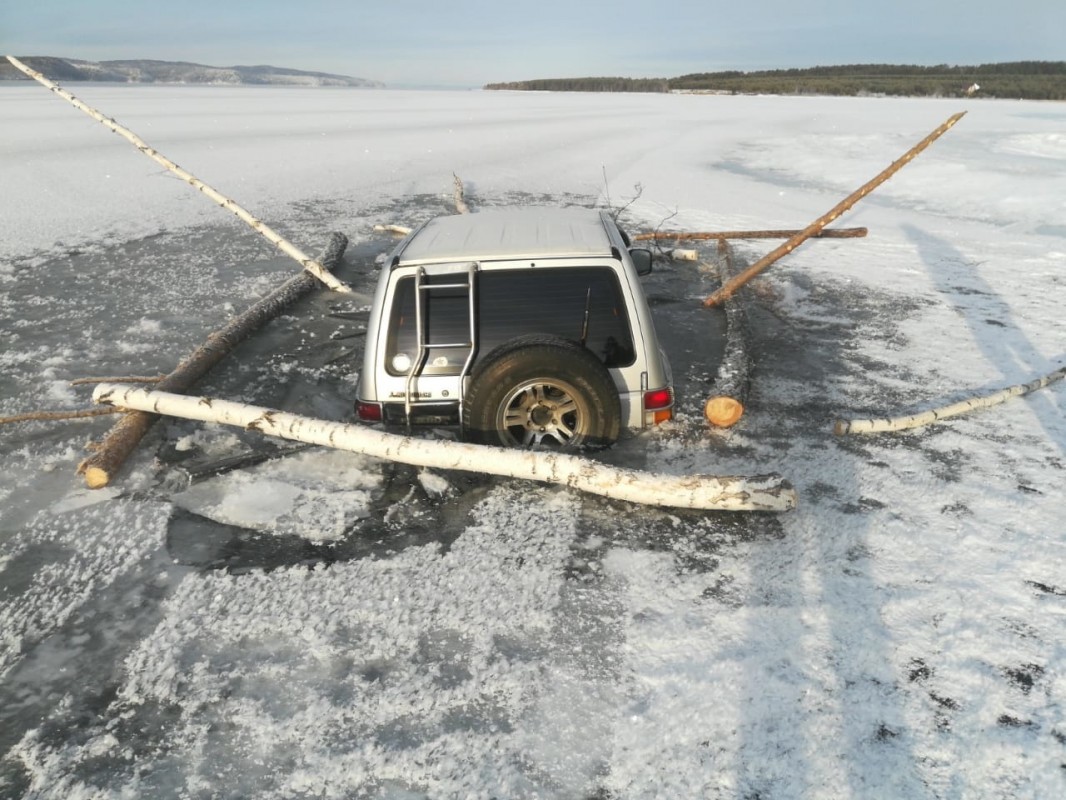 Два провала автомобилей под лёд зарегистрированы в Иркутской области с начала года