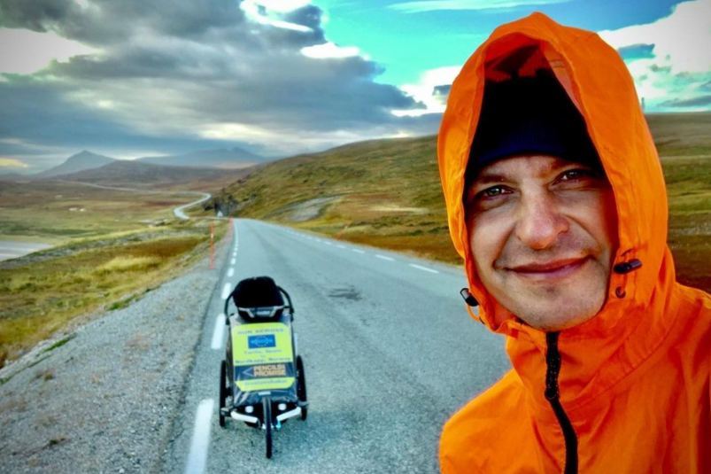 Бегущий вокруг света россиянин с коляской посетит Иркутск по пути в Японию
