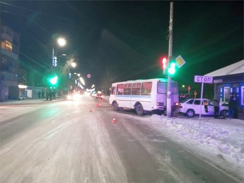 В Канске пьяный водитель «Жигулей» протаранил автобус с пассажирами и дом