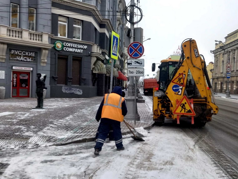 Около 100 единиц спецтехники вышло на уборку дорог в Иркутске после снегопада