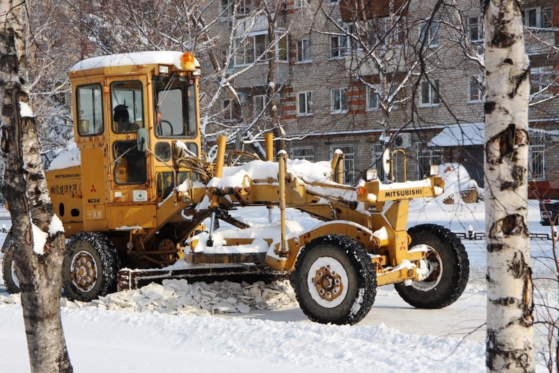 Порядка 100 единиц техники вышло на уборку улиц в Иркутске после снегопада