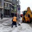 Около 100 единиц спецтехники вышло на уборку дорог в Иркутске после снегопада