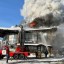 Братские дети подвергают себя опасности, играя возле сгоревшего ресторана на улице Зверева