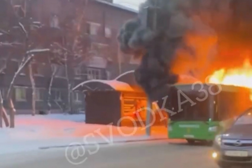 20 пассажиров эвакуировались из загоревшегося автобуса №13 в Иркутске
