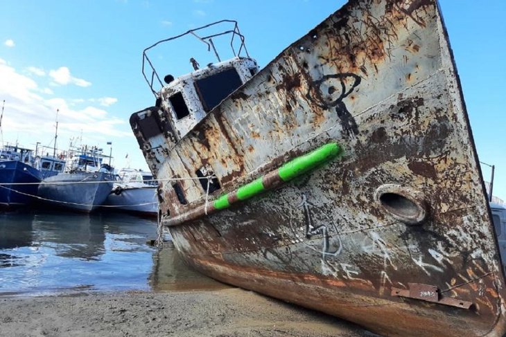 Полузатопленный корабль в Хужирском порту создает угрозу загрязнения Байкала