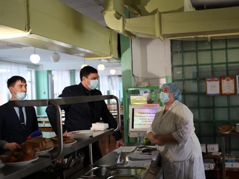 В 40 школ Иркутска закупили новое оборудование и посуду на 18 миллионов рублей