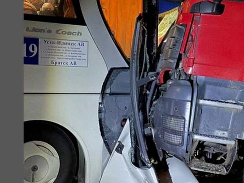 Шесть человек пострадали в ДТП с участием рейсового автобуса в Братском районе