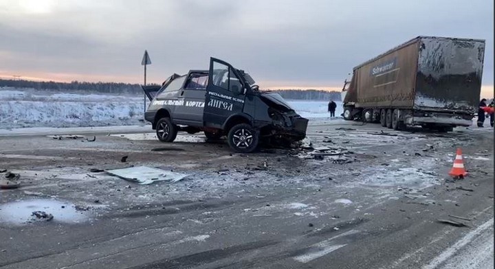 На трассе в Иркутской области столкнулись автомобиль ритуальной службы и фура, погибли три человека