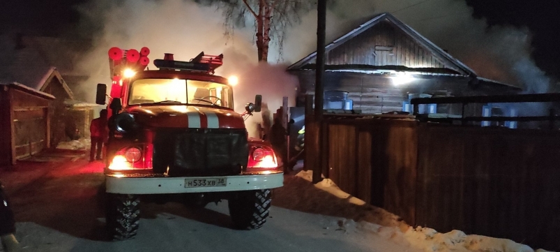 Мужчина и женщина погибли на пожаре в двухквартирном жилом доме в Качуге в Приангарье