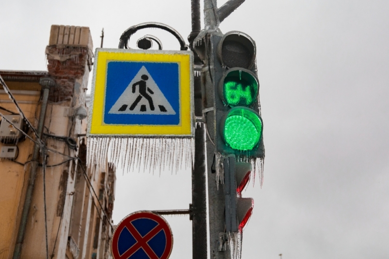 На дорогах России изменят правила действия знака "Стоянка запрещена"