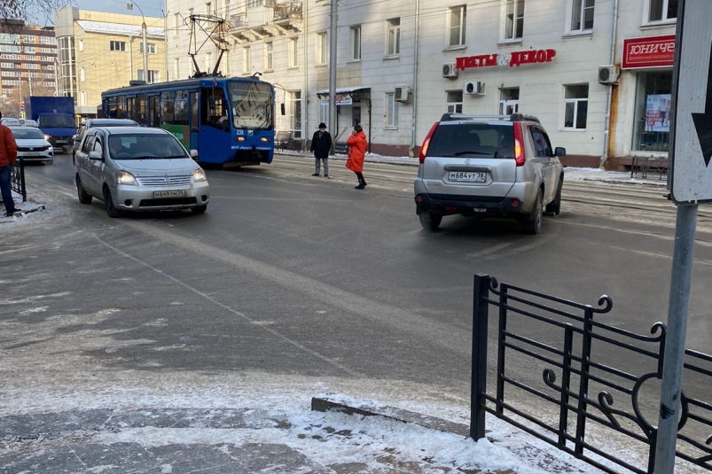 Трамваи встали в центре Иркутска из-за столкновения двух иномарок