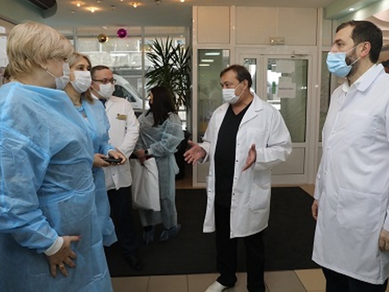 Перспективы развития Ивано-Матренинской больницы обсудили депутаты регионального Заксобрания с главным врачом