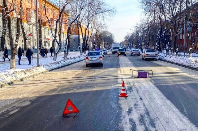 Водитель сбил женщину с грудным ребенком на дороге в Иркутске