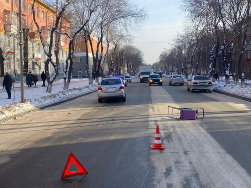 Автомобиль сбил мать с 10-ти месячным ребенком в санках на улице Сибирских Партизан