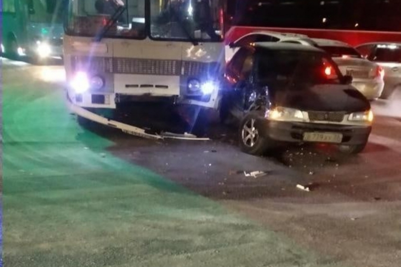 Автобус и легковушка столкнулись на улице Чкалова в Иркутске