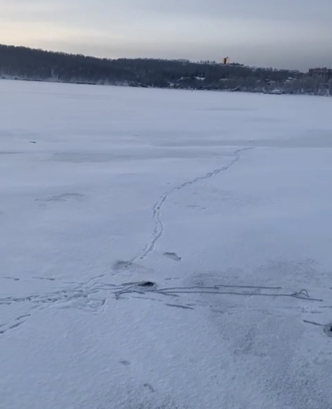 Сотрудник Иркутской ГЭС спас провалившегося под лёд мужчину на заливе Якоби