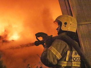 В Иркутске рано утром на пожаре в столярке пострадал человек