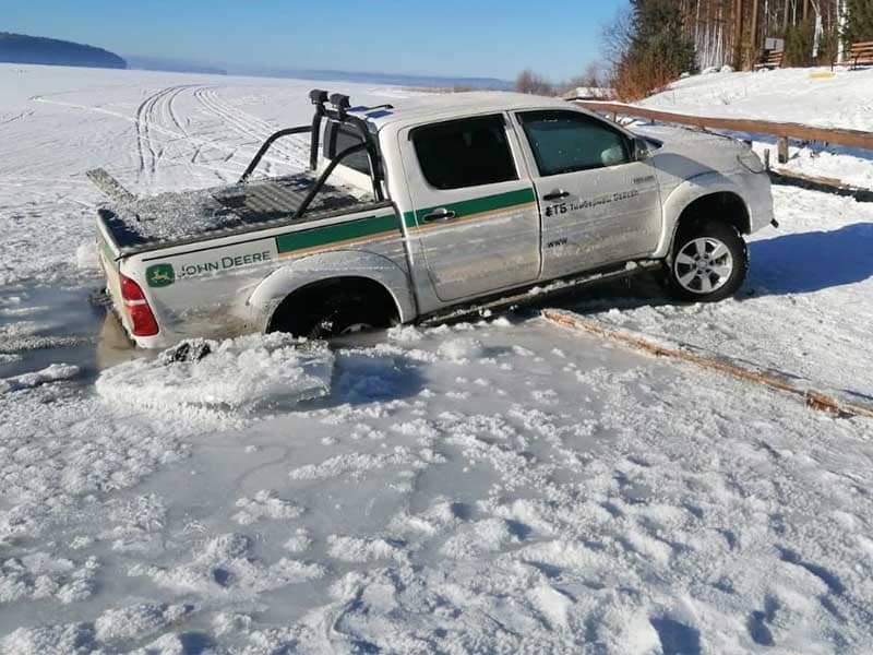 Два автомобиля провалились под лед Ангары за сутки