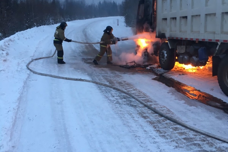 Два грузовика горели на трассах в Иркутской области