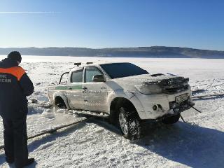 Два автомобиля провалились под лед на реке Ангара