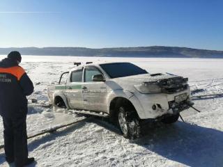 В Иркутской области водители ради забавы утопили два дорогих авто