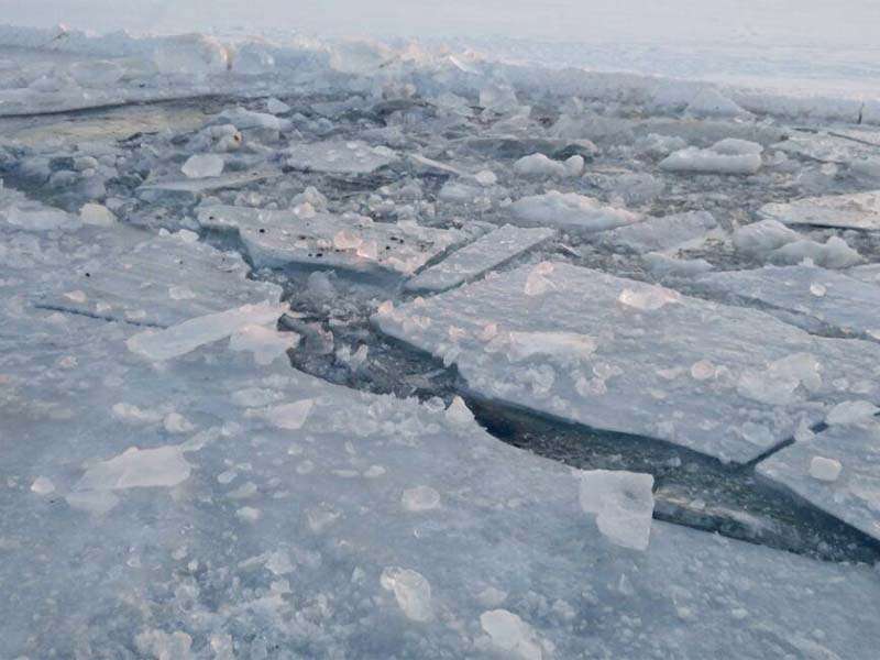 Двое мужчин на «УАЗе» провалились под лед Байкала при попытке доехать до Ольхона