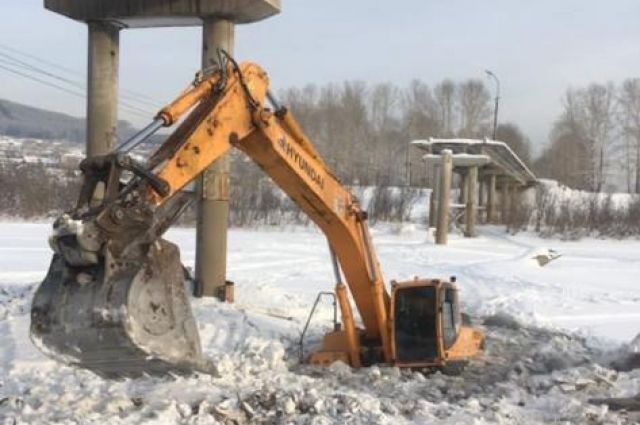 Экскаватор провалился под лед во время земляных работ в Усть-Куте