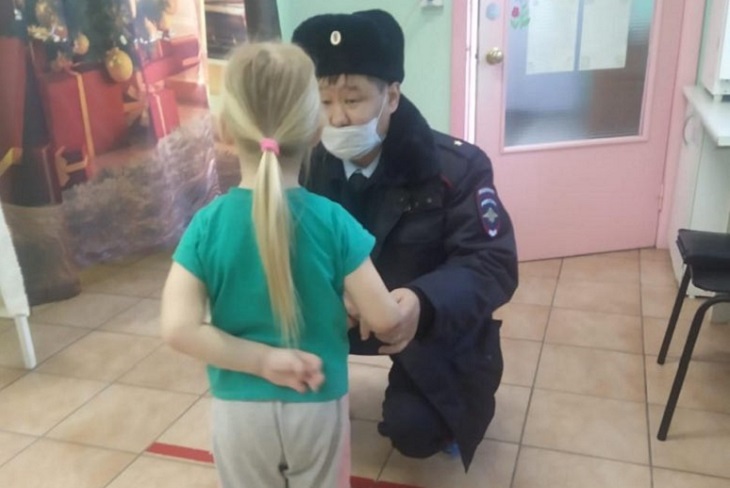 Полицейские нашли в Красноярске 3-летнюю девочку из Шелехова, которую оставила мать в Новый год