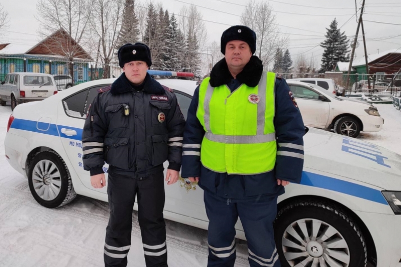 Госавтоинспекторы в Приангарье помогли водителю грузовика, попавшему в ДТП в морозы
