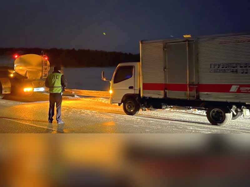Сотрудники ГИБДД помогли водителю заглохшего грузовика в Черемховском районе
