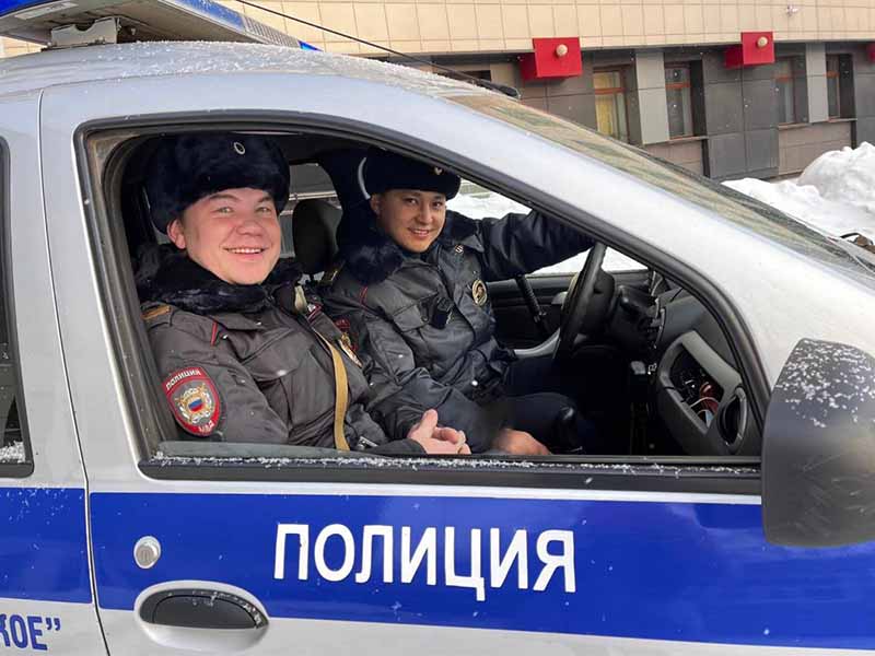 Иркутские полицейские помогли доставить в больницу полуторагодовалую девочку