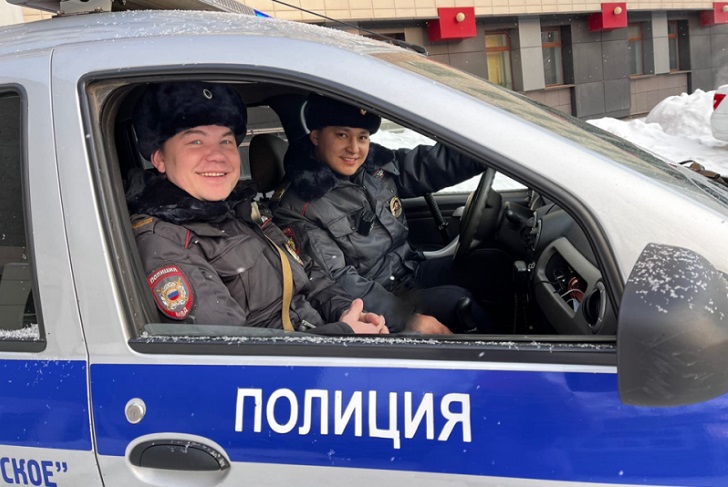 В Иркутске полицейские за несколько минут доставили в больницу травмированную полуторагодовалую девочку