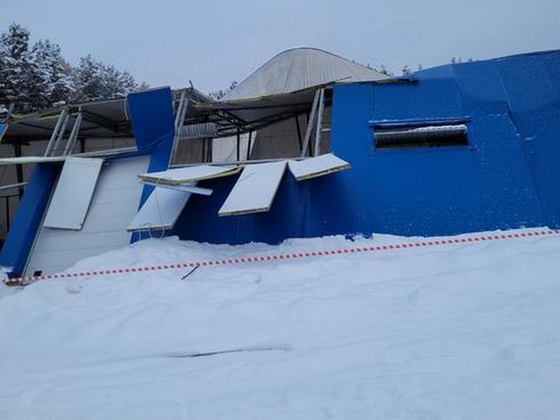 В Алзамае под тяжестью снега обрушилась крыша хоккейного корта на площади 50 квадратных метров