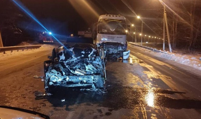 Водитель и двое пассажиров легковушки пострадали в ДТП с бензовозом в Иркутской области