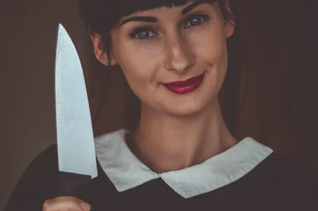 Жительница Березового набросилась с ножом на полицейских