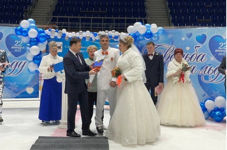 Восемь влюбленных зарегистрировали брак на льду Дворца спорта «Ермак» в Ангарске