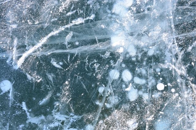Мужчина провалился под лед на Байкале в районе поселка Листвянка