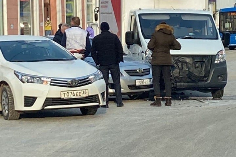 Иномарка и грузовик столкнулись на пересечении улиц Горького и Ленина в Иркутске