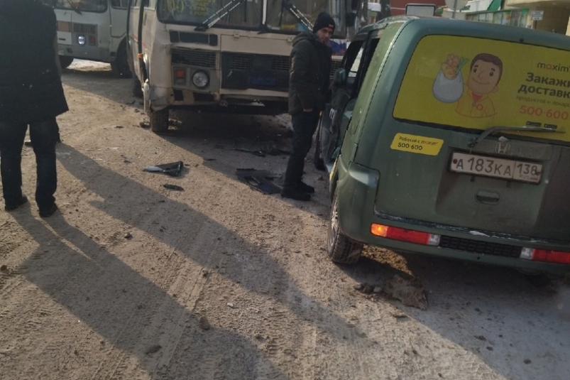 Автобус № 65 и автомобиль с наклейками службы такси "Максим" столкнулись в Иркутске