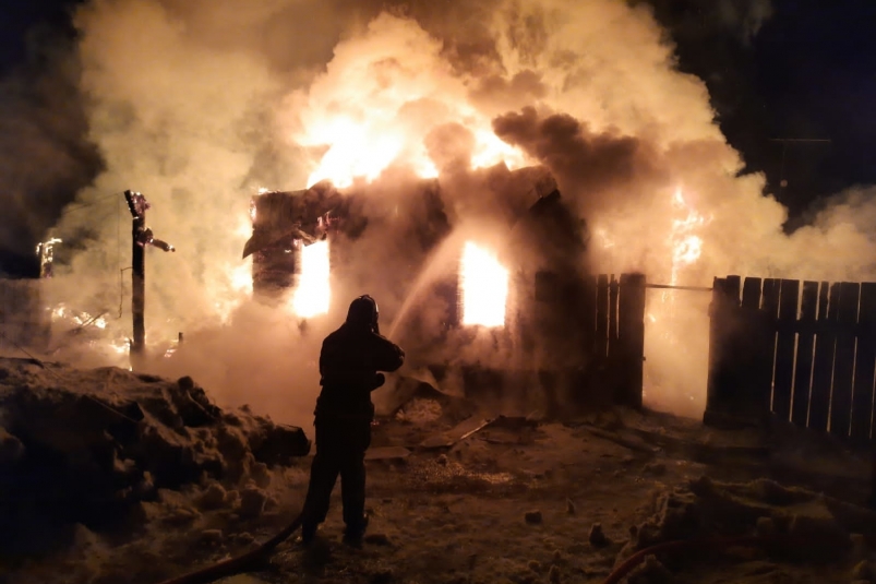 Жительница Тулуна получила ожоги, спасая свою дочь и двоих внуков на пожаре в частном доме