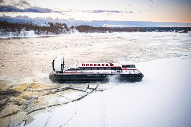 Ажиотаж у туристов вызвал новый тур на судне на воздушной подушке по льду Байкала